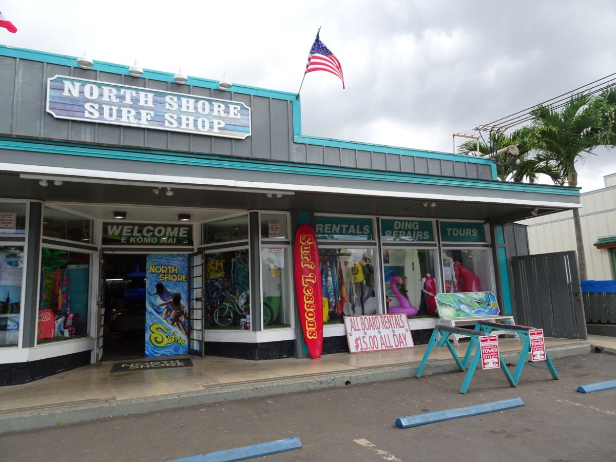 V Haleiwě je surfařský obchod s půjčovnou na každém kroku