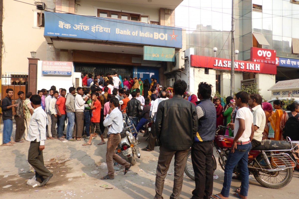 Několikahodinová fronta Indů před bankou, která ještě má peníze. Za chvíli dojdou a banka zavře.