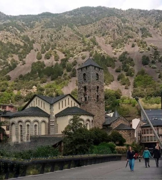 Před kostelem sv. Štěpána (Sant Esteve) v Andoře la Vella.