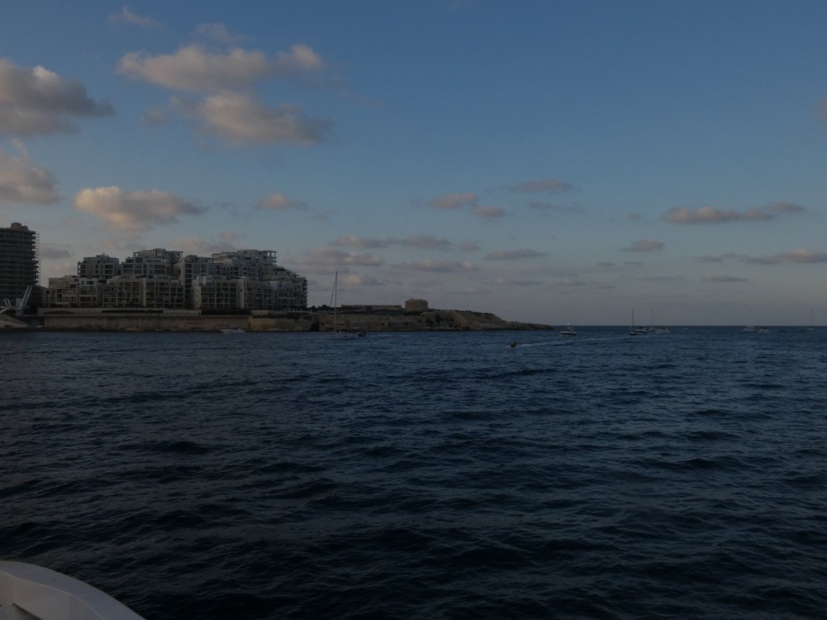 Tigny Point výhledem z trajektu mezi Valletou a Sliemou