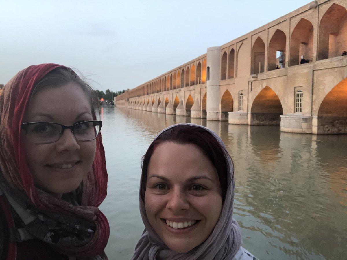 U mostu v Isfahánu, pod kterým po většinu roku neteče žádná voda. Měly jsme štěstí!