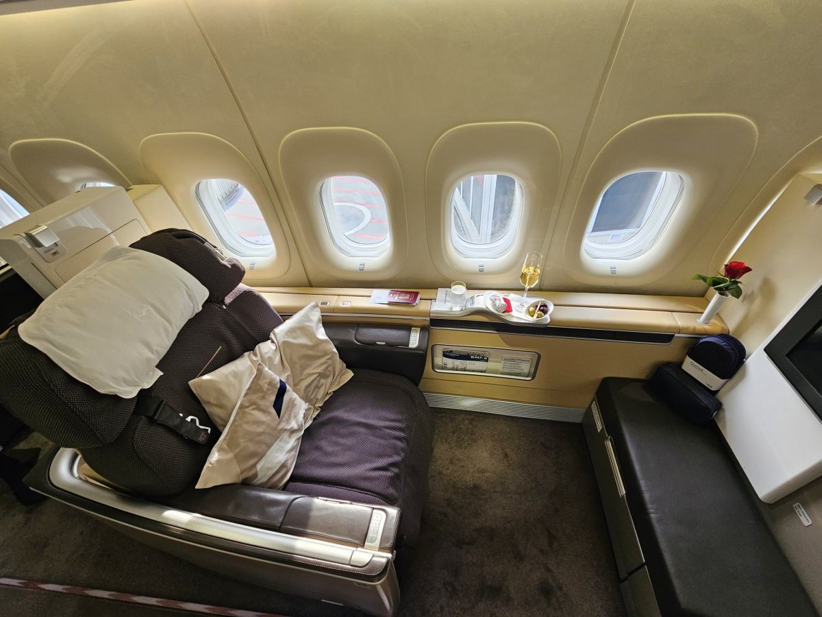 Sedačka První třídy se 2 polštářky