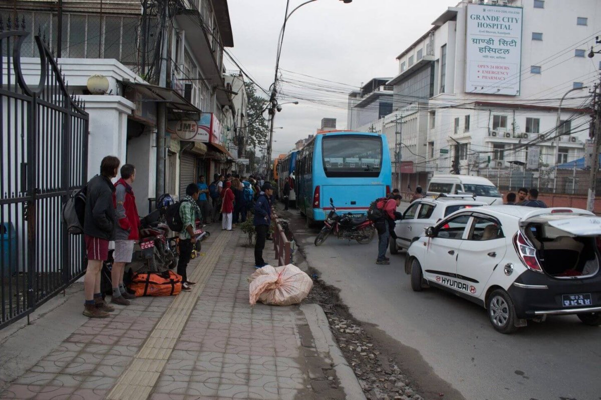 Autobusová "stanica" na diaľkové spoje v Káthmandu (Kanti Path)