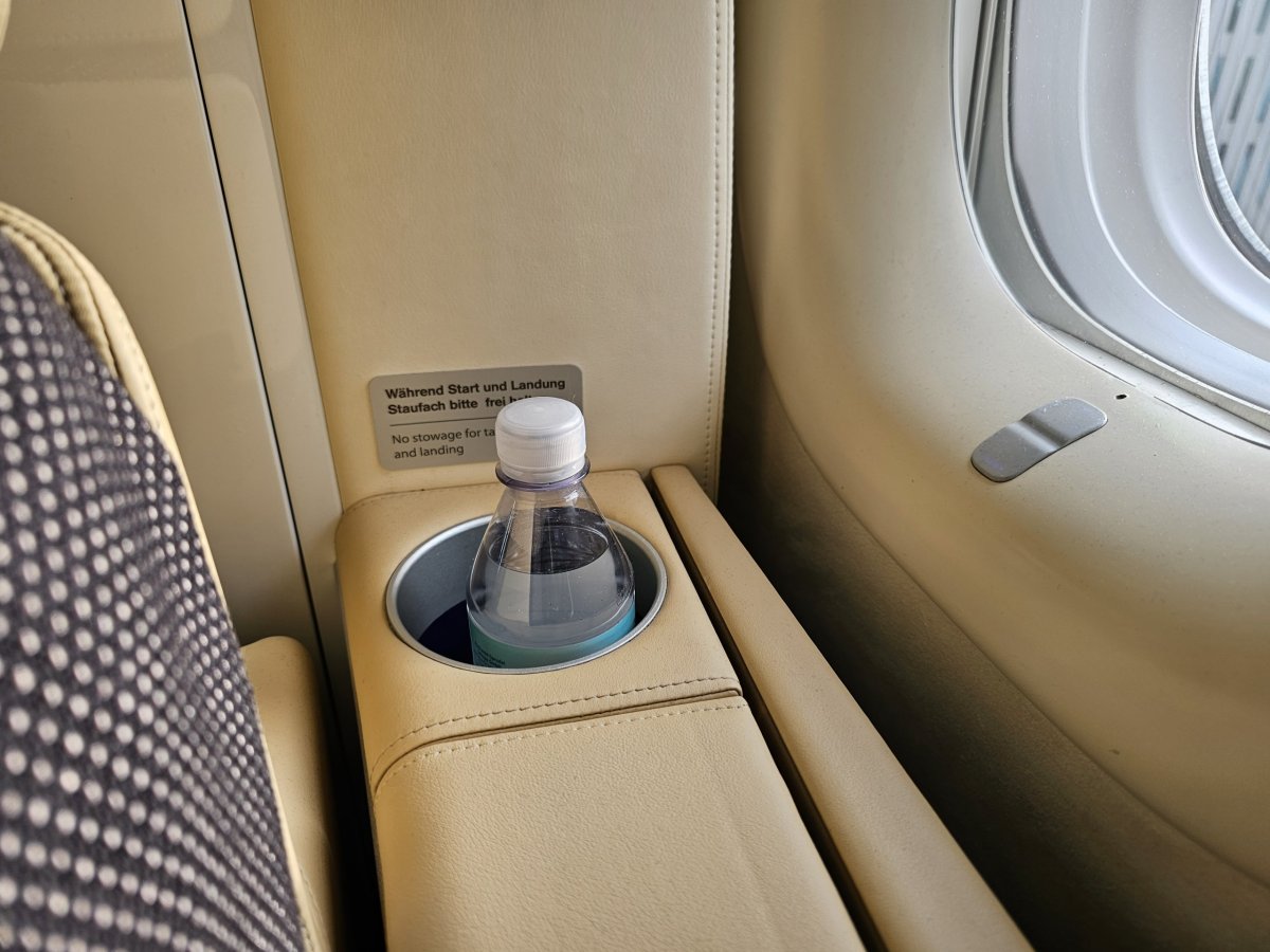 Láhev vody v sedačce