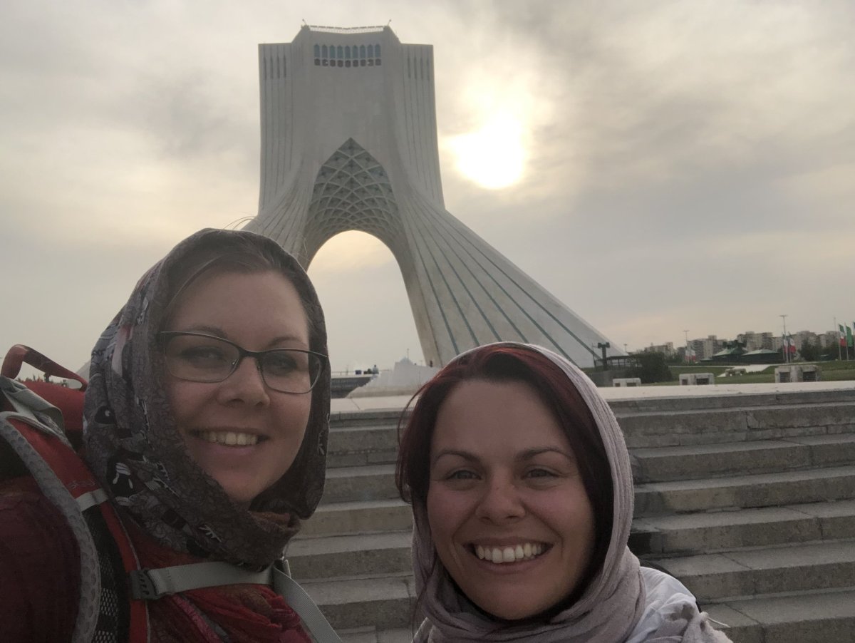 Azadi Tower při západu slunce v Teheránu.