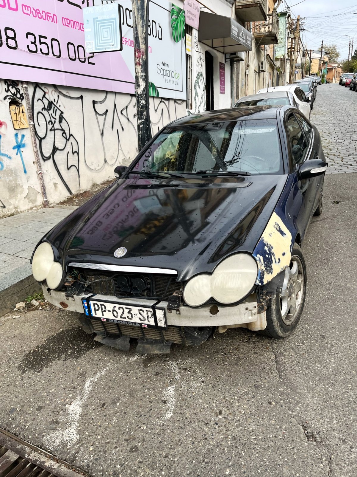 Celkem běžný stav aut v Gruzii