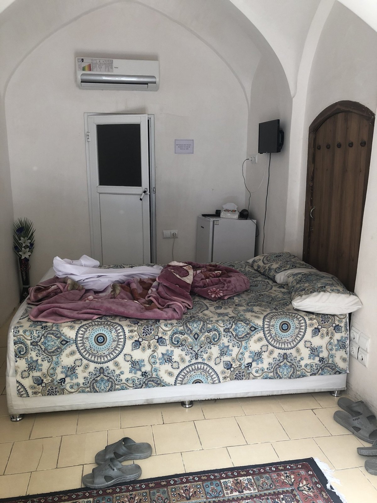 Náš pokojíček s vlastní koupelnou v Sana Hostelu (Kashan). Sedm a půl eura na noc/osoba.