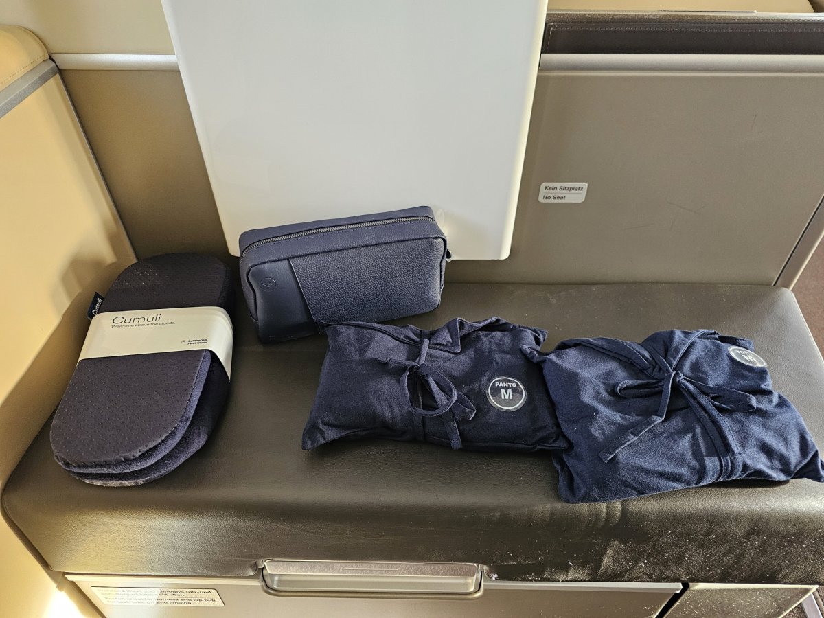 Amenity-kit, pantofle a pyžamo
