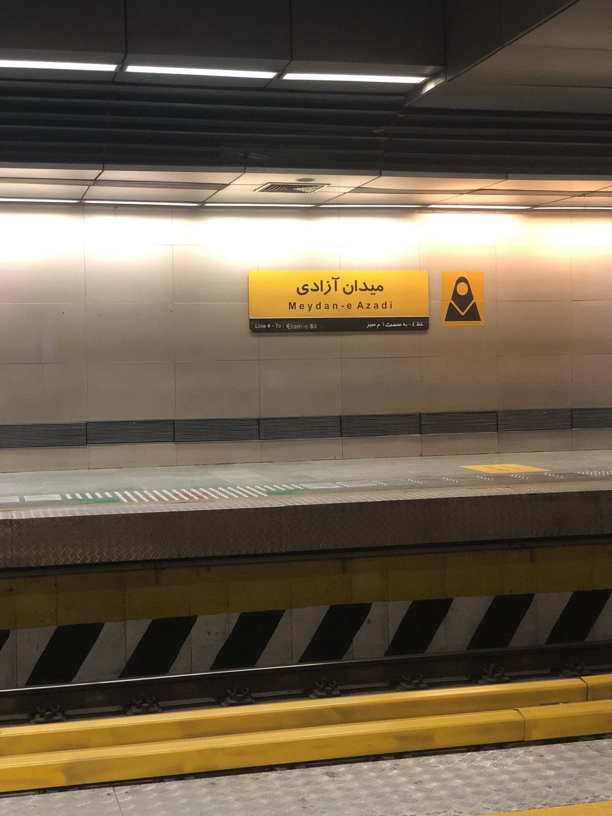 V metru je pro ženy oddělená část nástupiště.