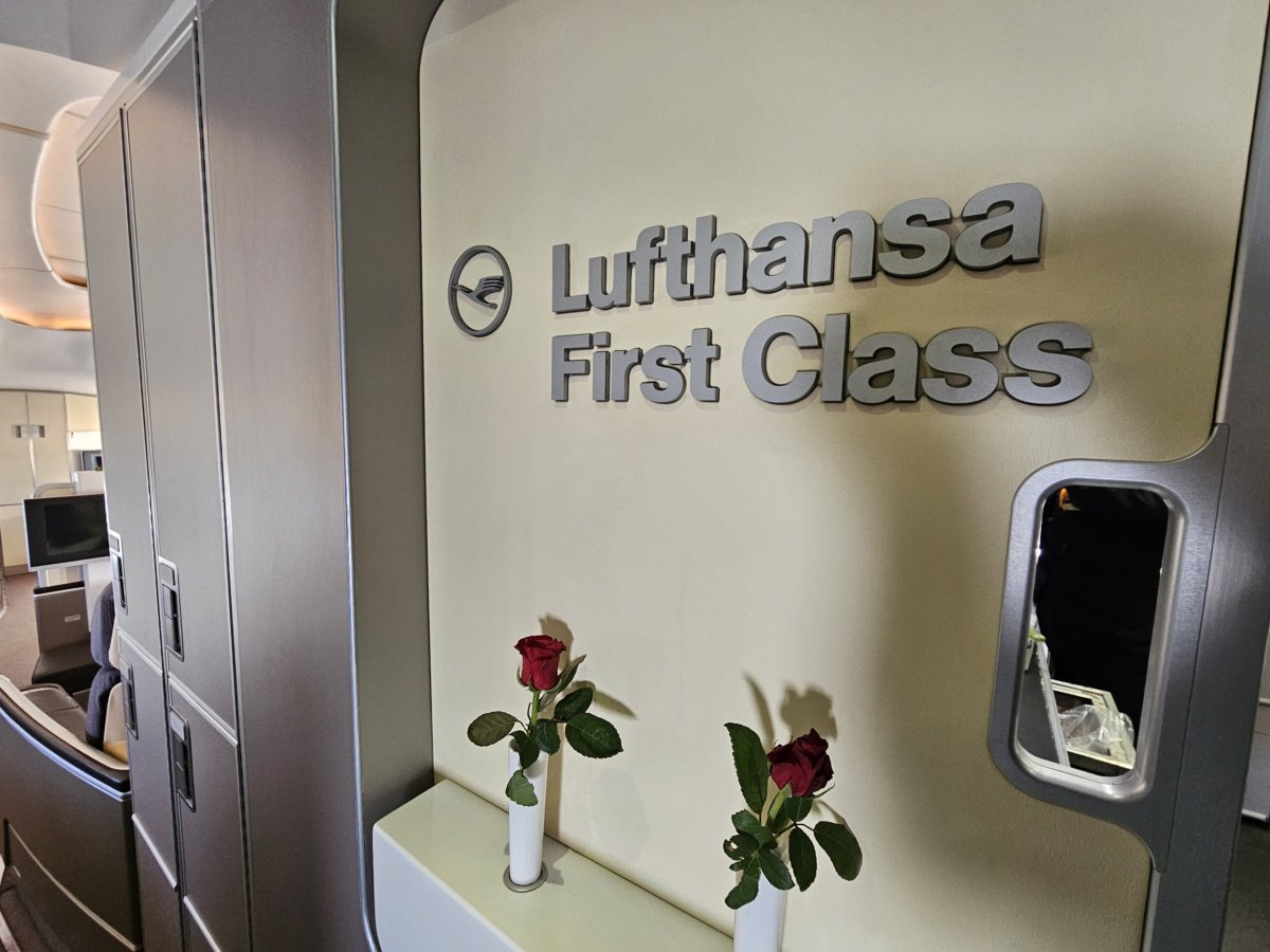 Nápis "Lufthansa First Class"
