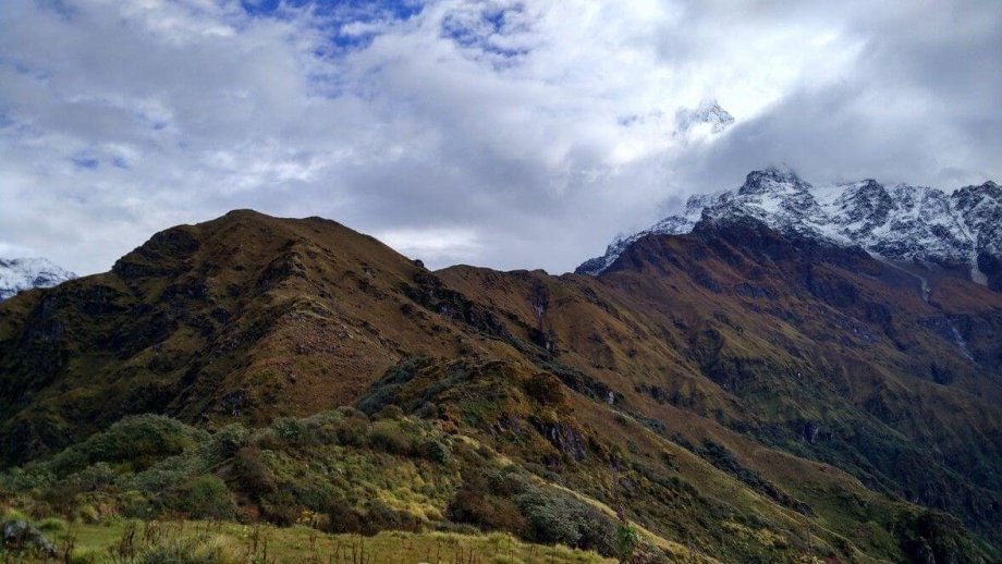 Cesta k základnému táboru Mardi Himal. V pravo je možné vidieť oblakmi zahalený vrchol Machapuchare. 
