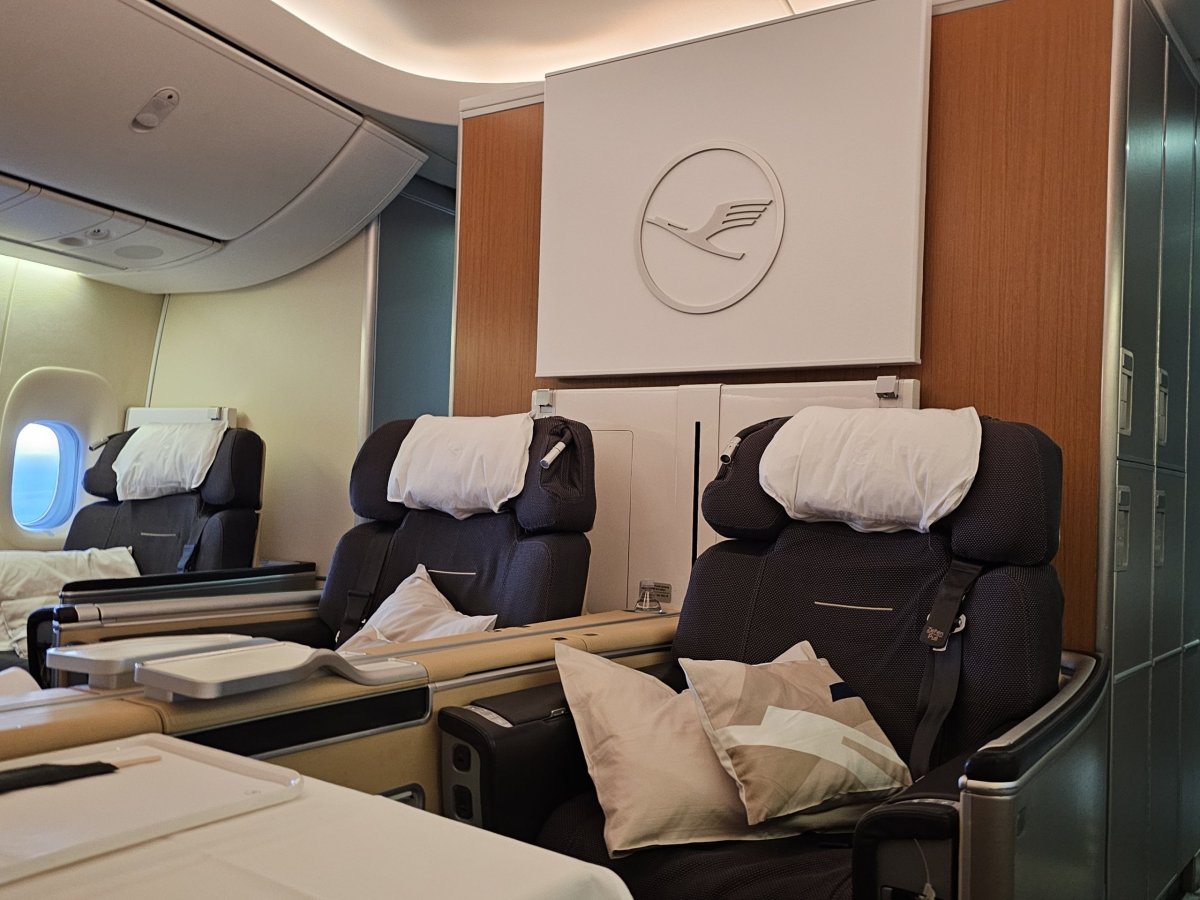 Dvě sedačky uprostřed ve 3. řadě