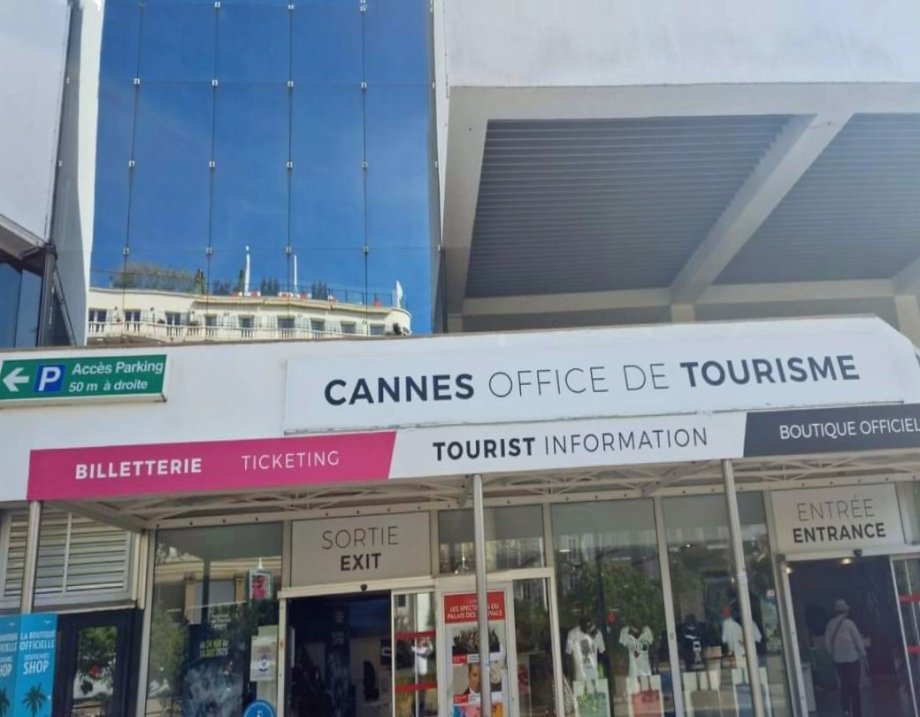 U autobusového nádraží v Cannes