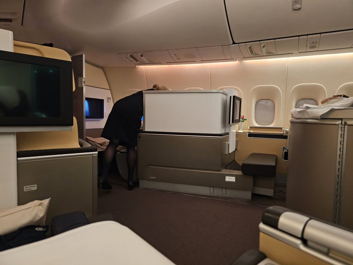 Kabina první třídy při pohledu ze sedačky 2A