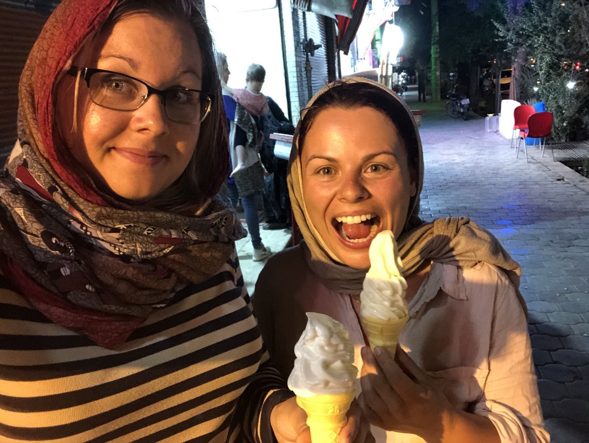 Večerní zmrzka v Kashanu. Íránci nejí zmrzku samotnou, ale vždy to ještě zapíjejí nějakým freshem. Tradiční kombinace je napříkl