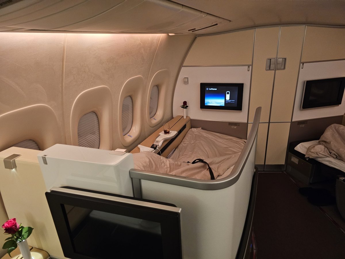 Vysunutý paravan oddělující sedačku od chodbičky