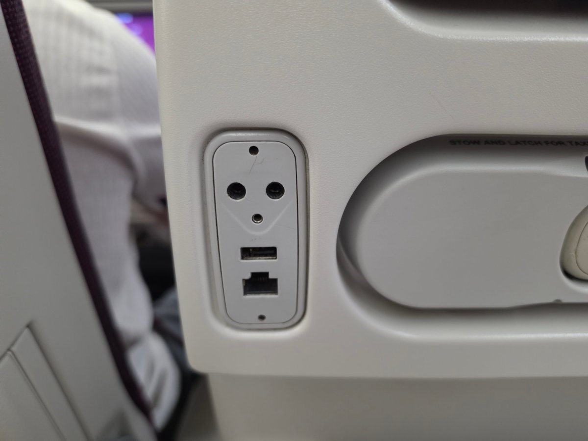 USB-A port a konektor pro ethernetový kabel