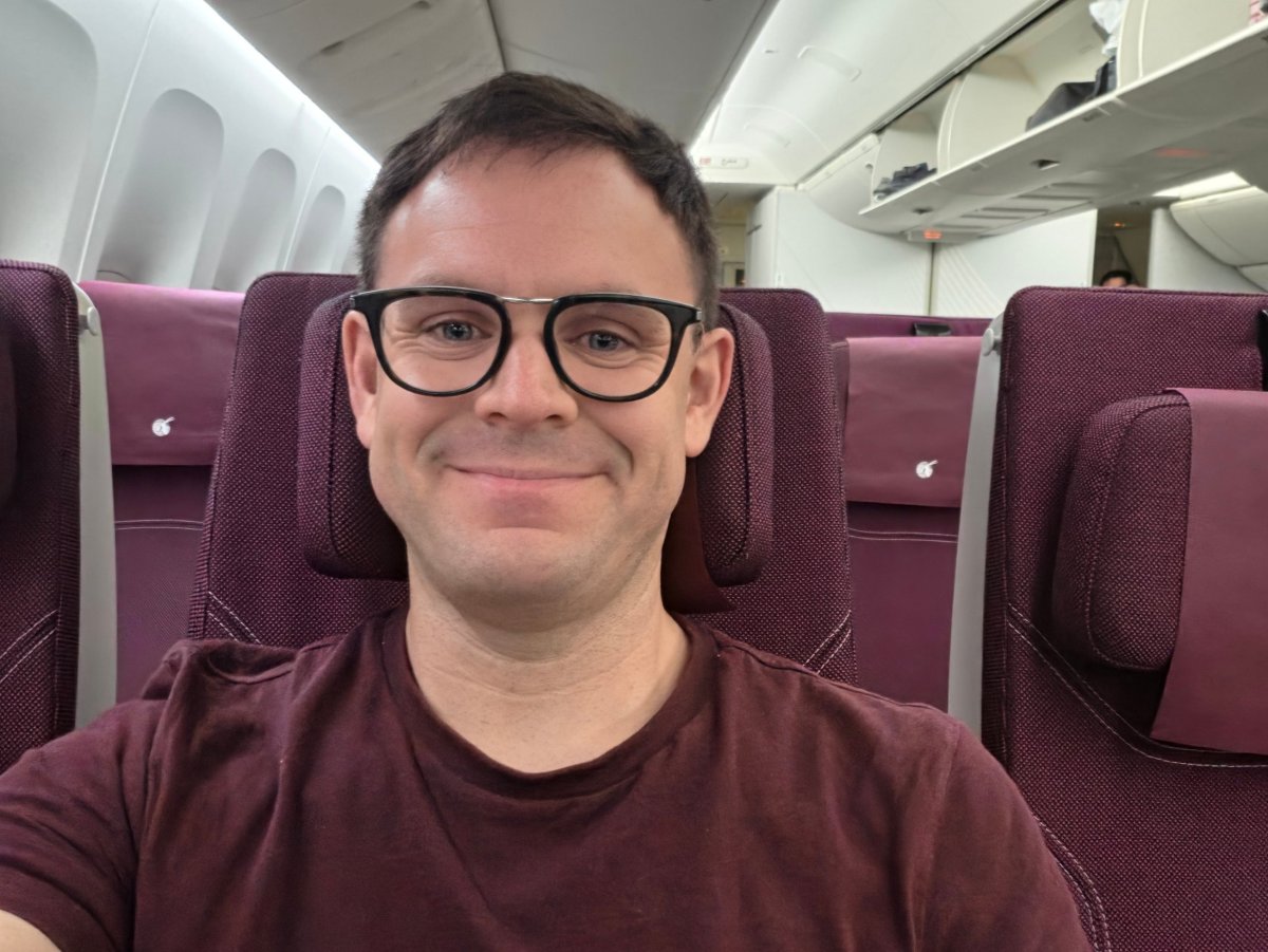 Já v Qatar Airways (tričko mi barvou ladí k interiéru!)