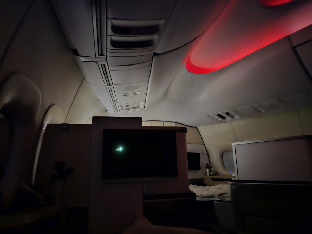 Rozsvícená lampička u cestujícího v řadě přede mnou