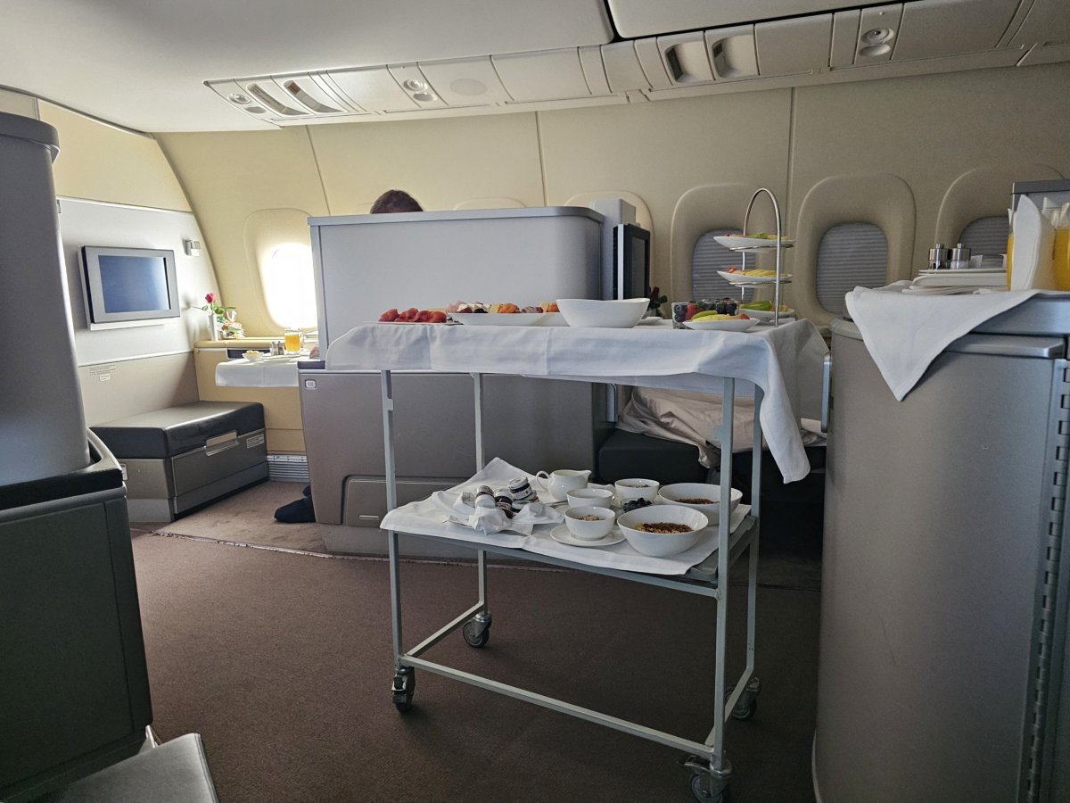 Snídaňový stoleček a servis probíhající hned vedle mé sedačky