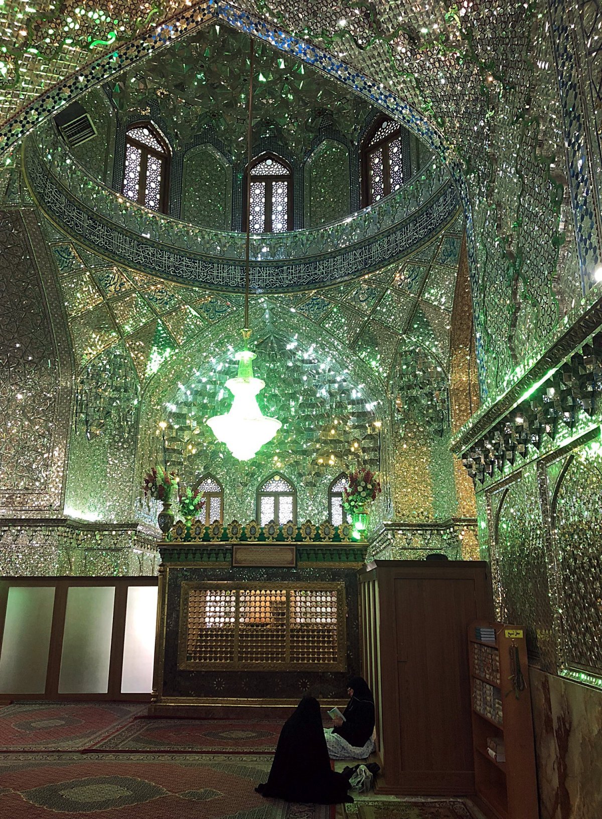 Vnitřek svatyně Ali Ibn Hanzeh v Šírazu. Íránci milují zrcadla a to, jak se v nich odráží světlo. V Koránu se píše, že bůh je sv