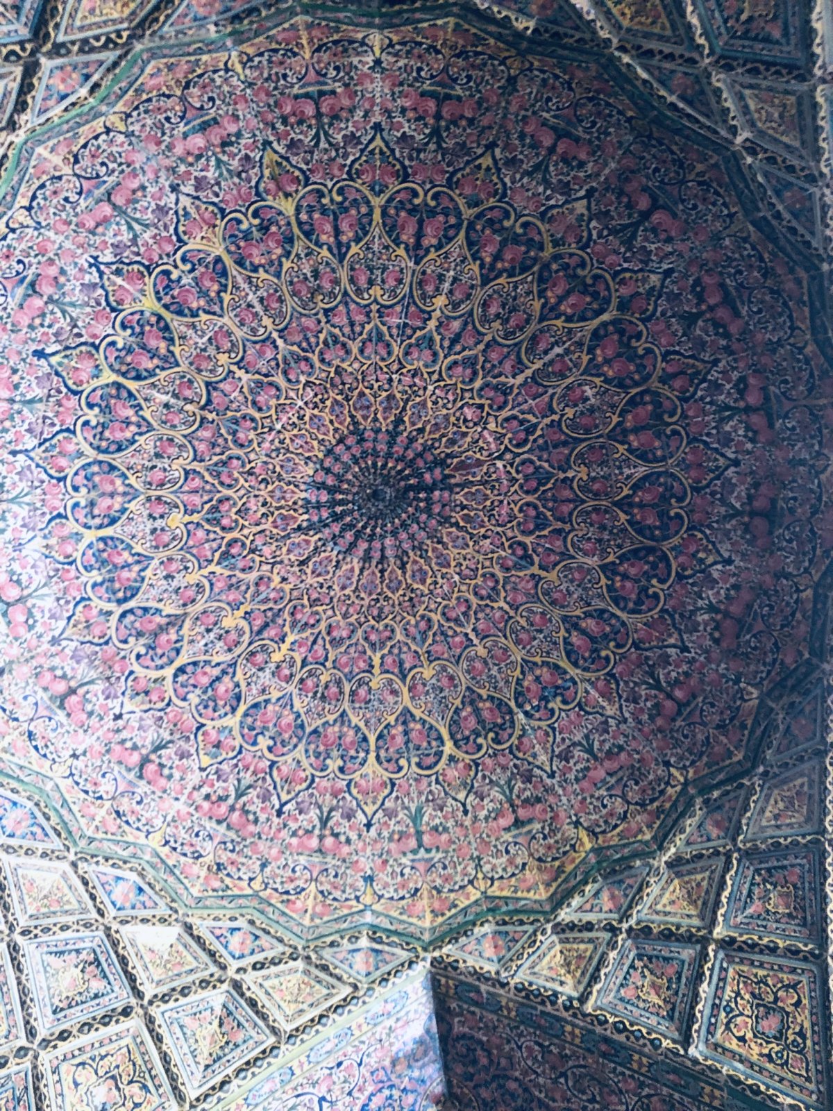 Strop v Růžové mešitě v Šírazu.