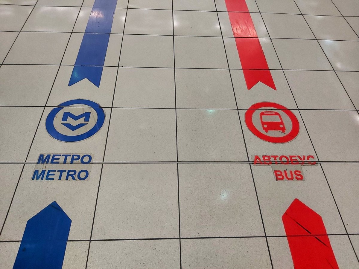 Značení cesty k metru/ busu na letišti je na zemi