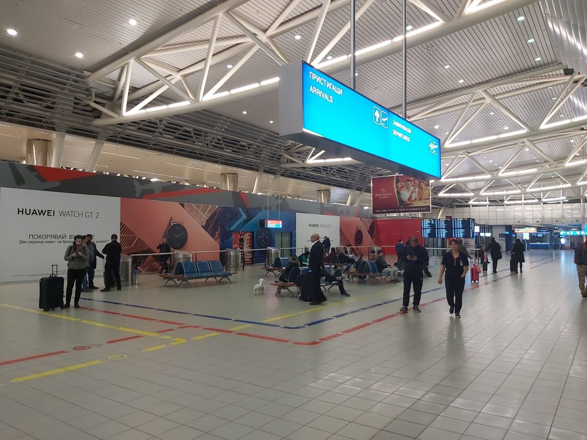 Terminál 2, jen zde půjčují auta po půlnoci 