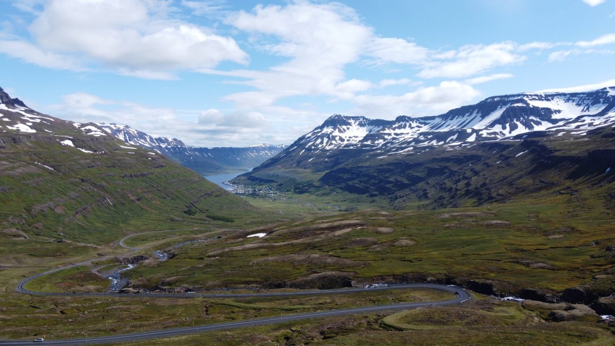 Výhled na fjor při městě Seyðisfjörður