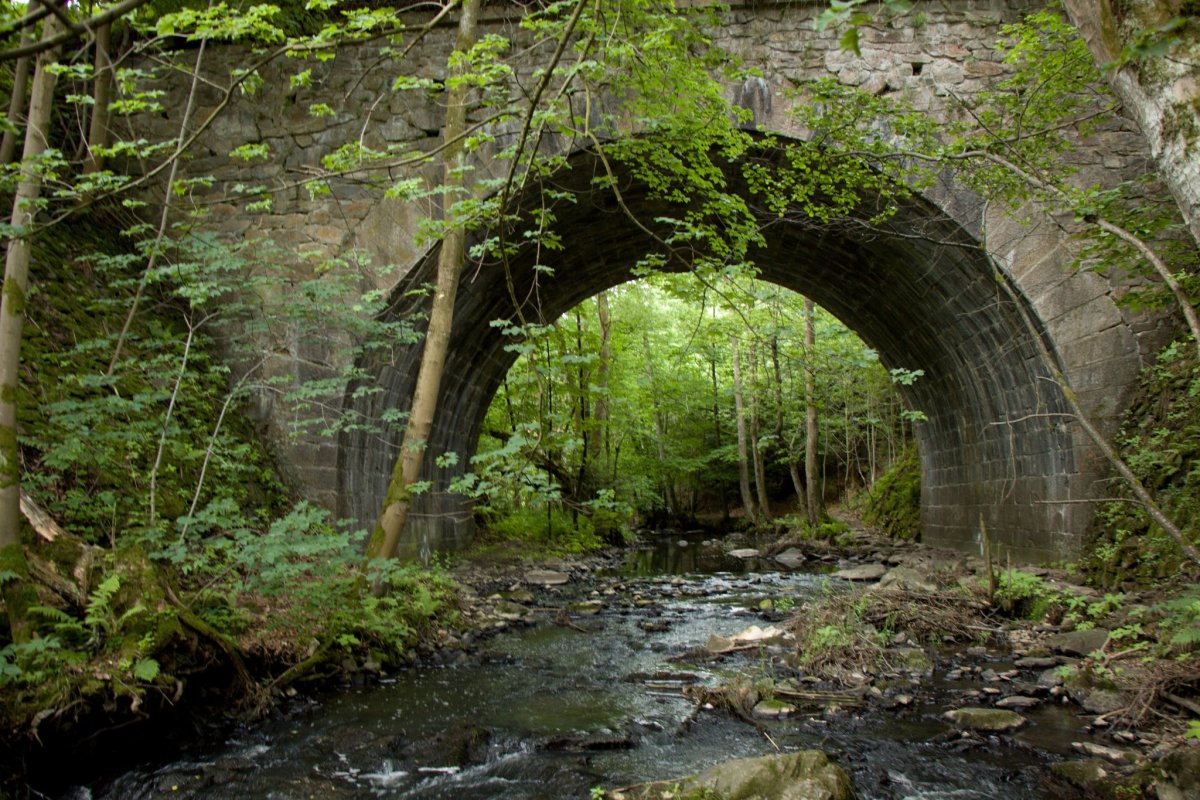 Železniční most na začátku cesty