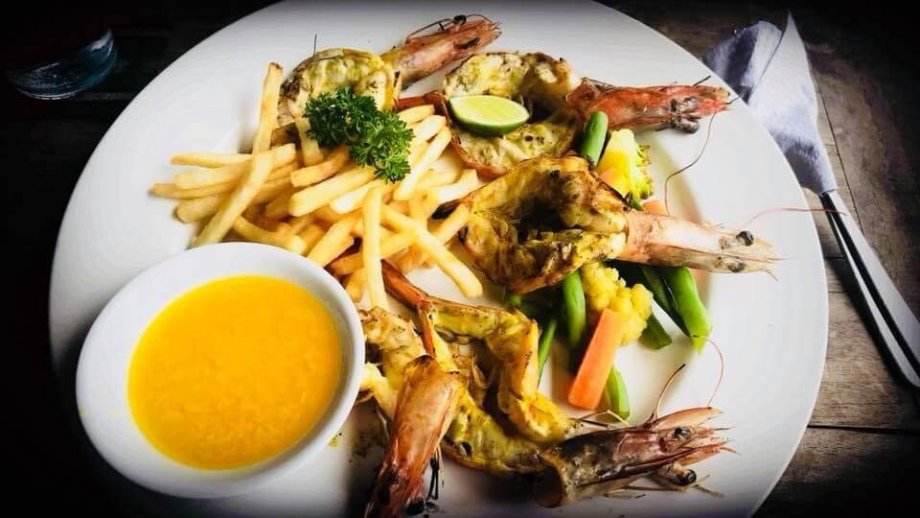 První jídlo v přístavu Sanur - krevety a česnekové máslo