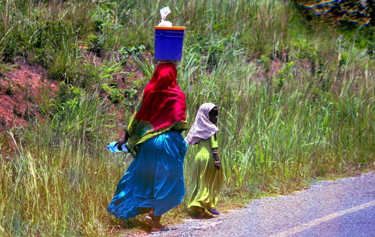 Další příklad, že ženy v Africe dokážou na hlavě přenést snad všechno...