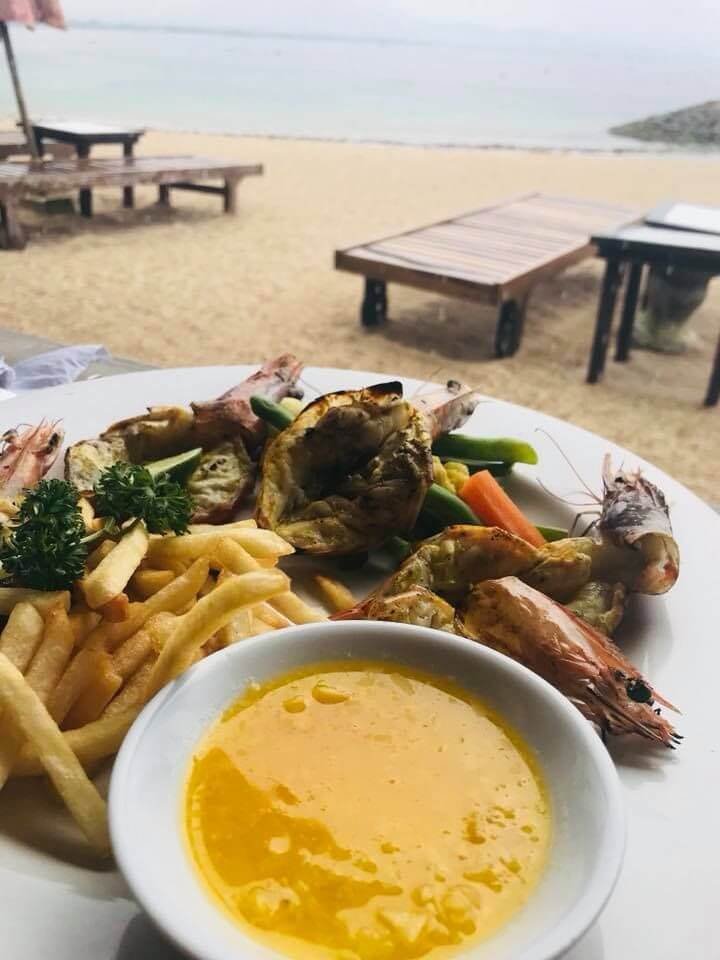 První jídlo v přístavu Sanur - krevety a česnekové máslo