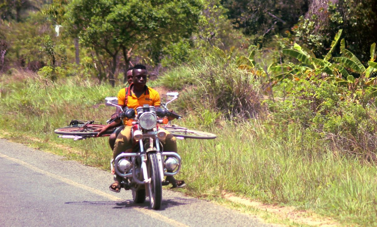 ...zatímco muži přepravují sebe i jakýkoli náklad převážně na motorkách.