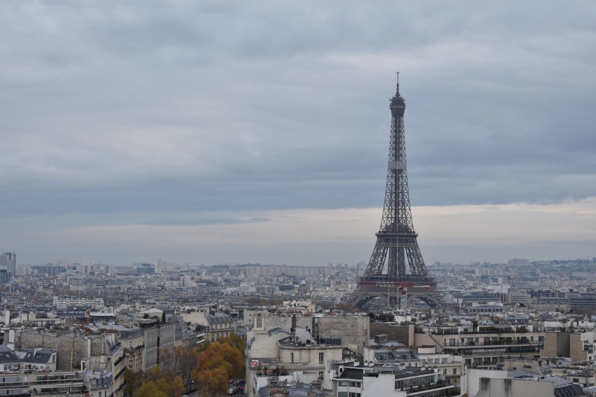 Výhled z vítězného oblouku na Eiffelovu věž