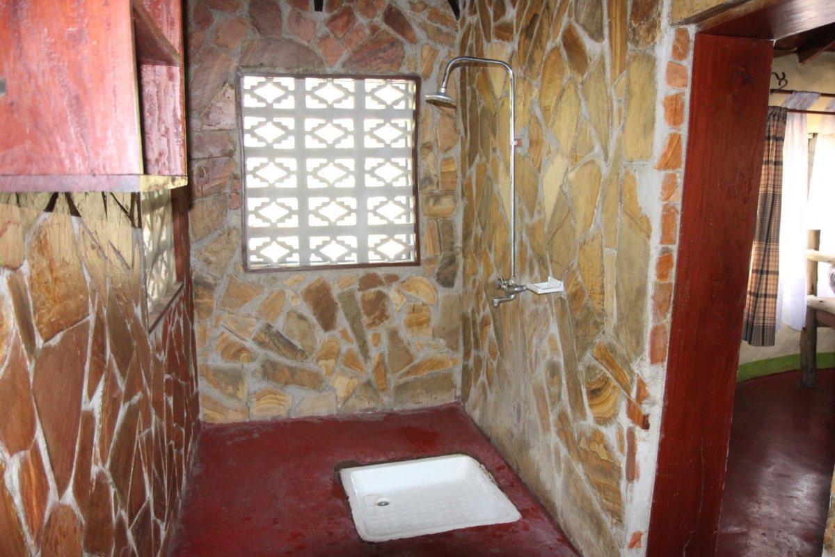 Každý příbytek má splachovací záchod a sprchu.