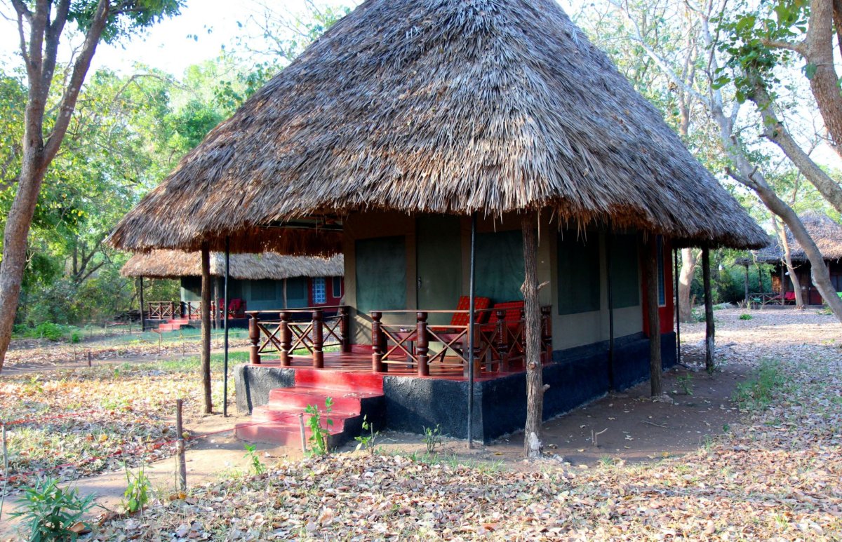 Stany v kempu Ngalawa jsou buď plátěné...