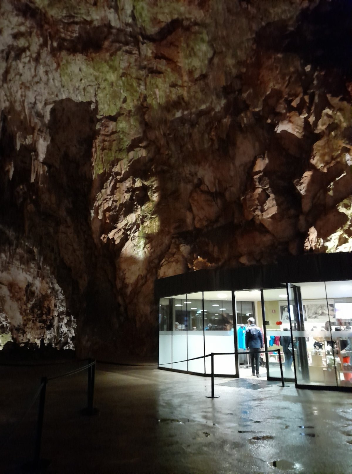 Obchod v jeskyni