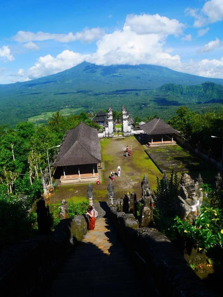 Chrám Lempuyang, v pozadí Agung