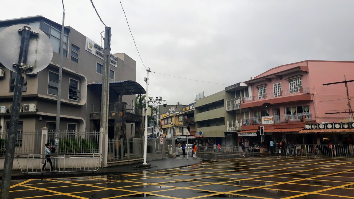 Rušný střed města za deště