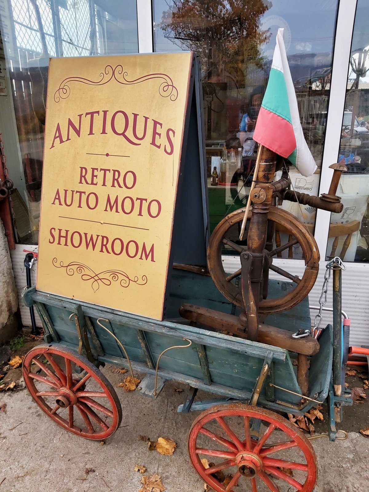 nenápadná informace o muzeu před vratama u silnice