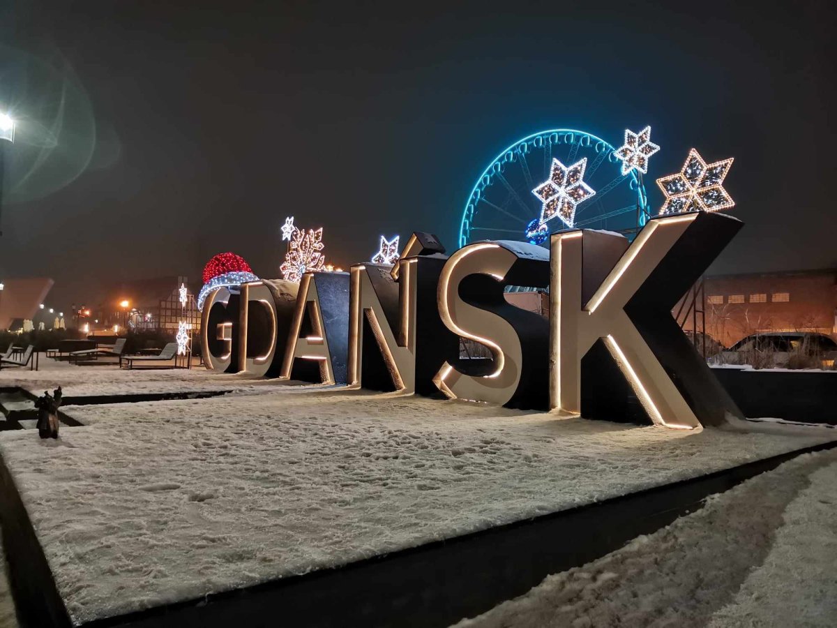 Nápis najdete v Gdaňsku celoročně, jen přes Vánoce získá slušivý slavnostní kabátek.