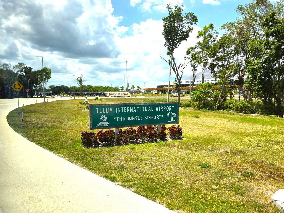 Vjezd do areálu letiště Tulum
