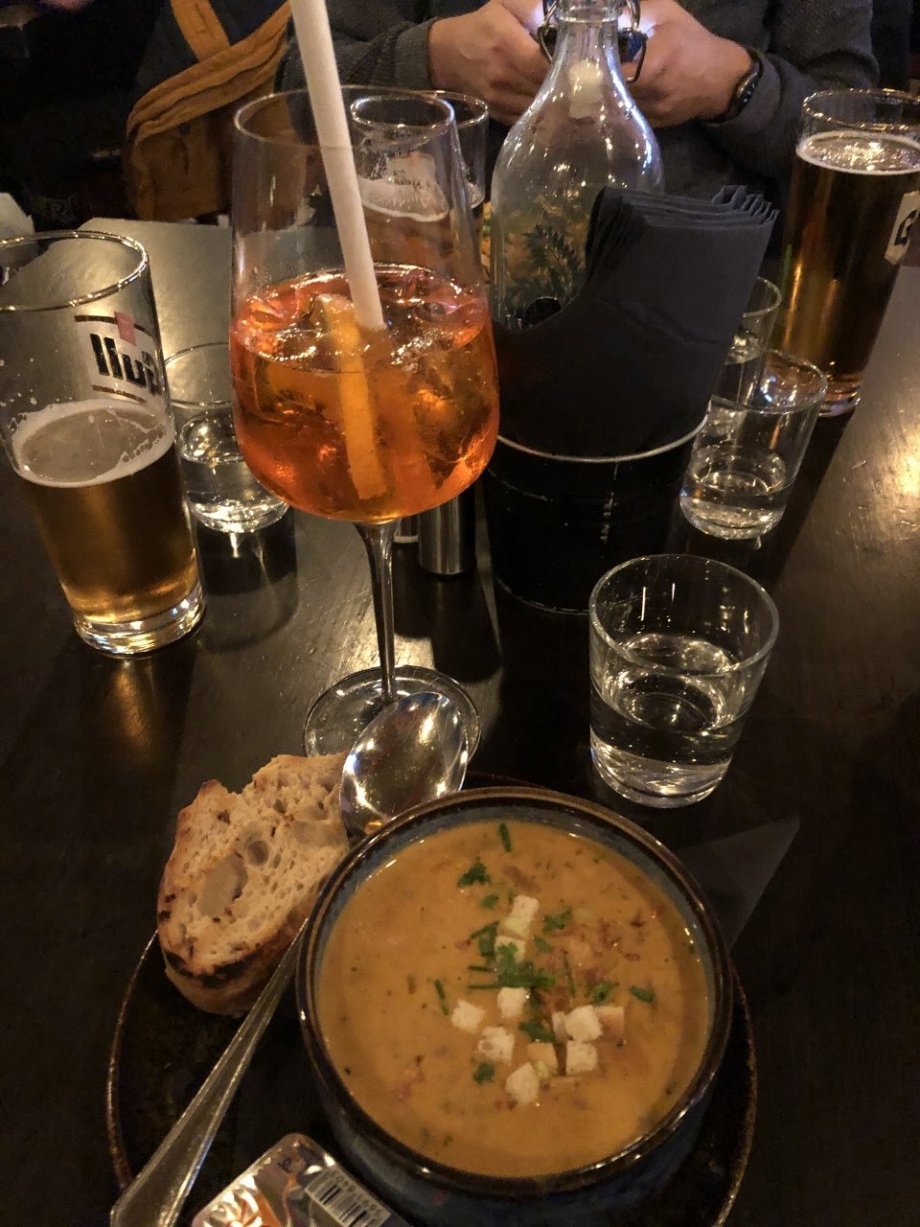 Večeře včetně pití za cca 900 Kč/osobu