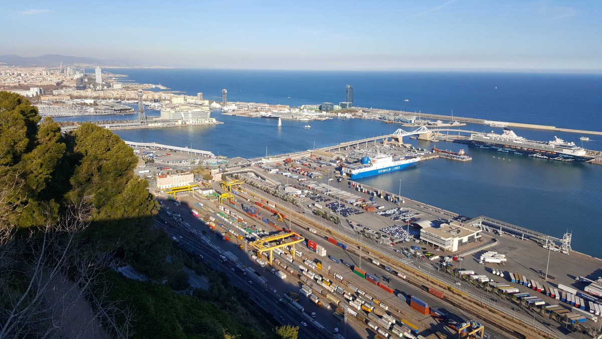 Výhled na přístav z Castell de Montjuic