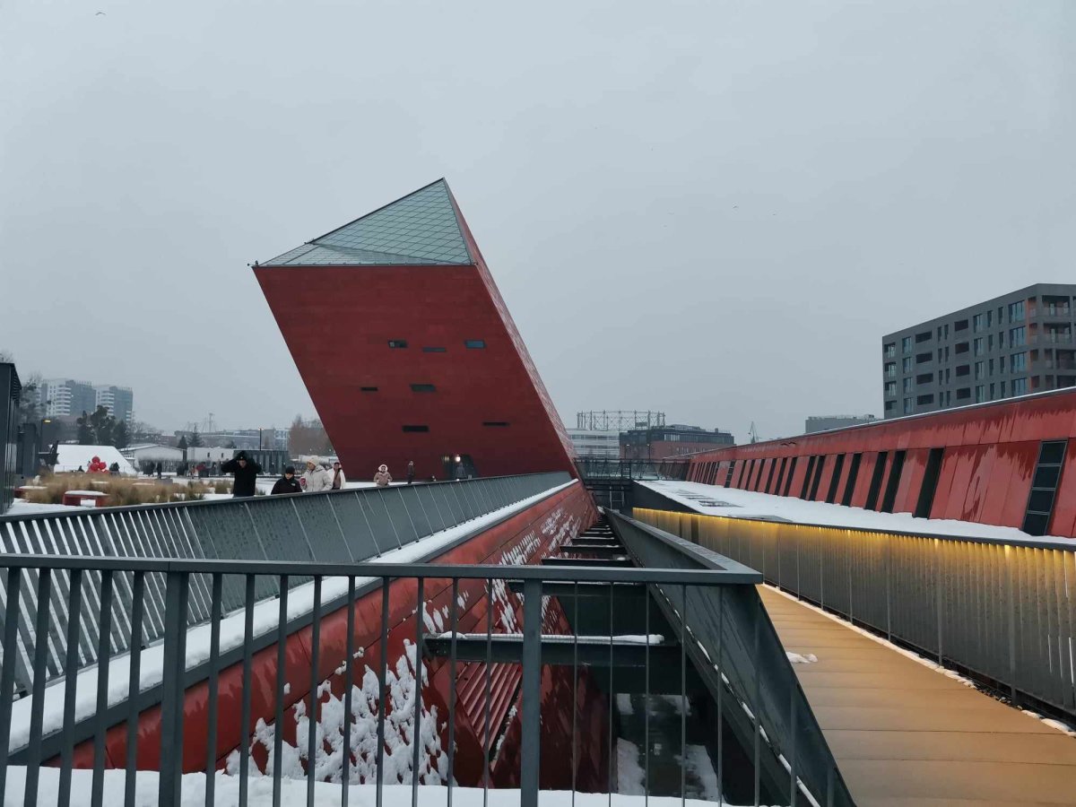 Architektonicky jde o neobvyklou a zajímavou stavbu