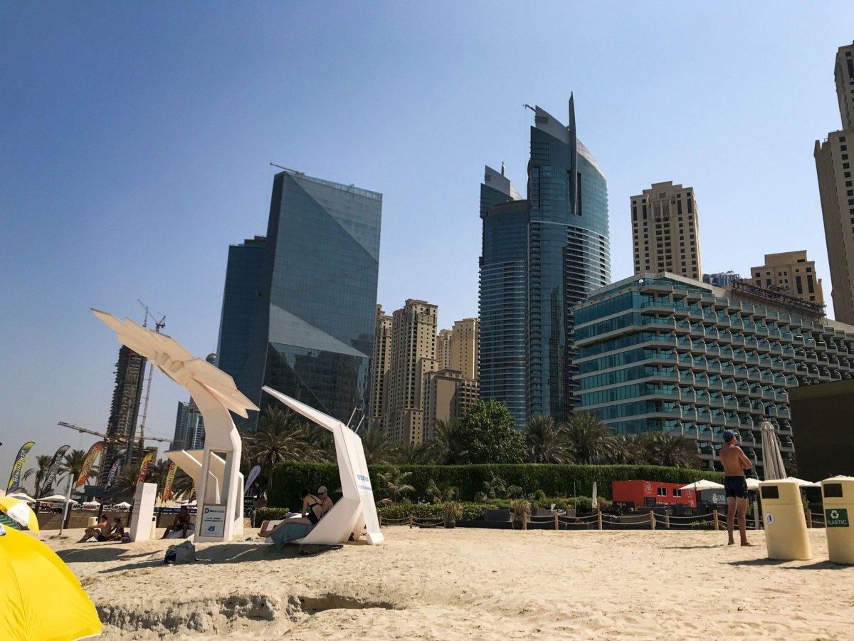 Pláž lemovaná mrakodrapy