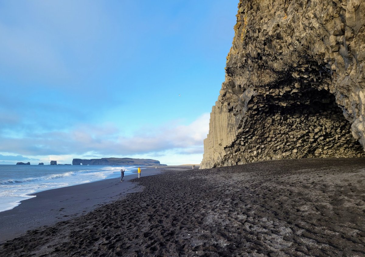 Reynisfjara Beach a Hálsanefshellir Cave