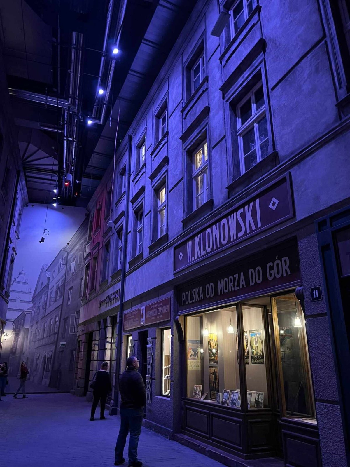 A vnitřní expozice je velmi působivá, zejména vizuálně.