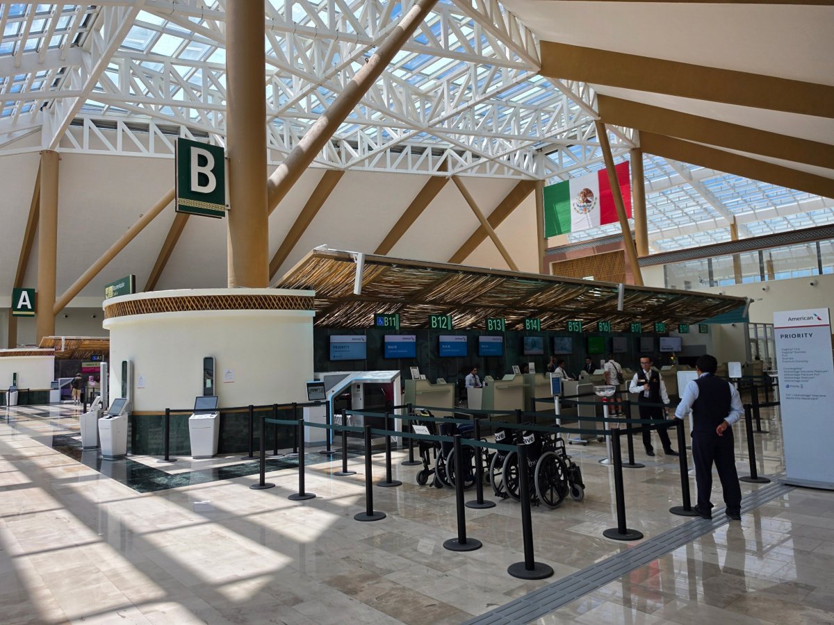 Odletové patro s check-in přepážkami